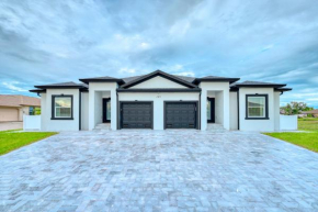 Spacious Waterfront 6 Bedroom Duplex in lovely Rotonda West near oceans ,Golfing, Park Pool